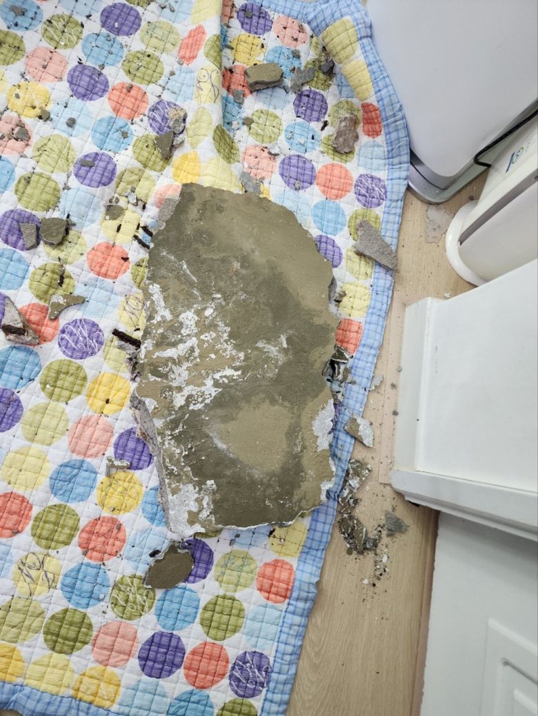 지난 16일 오전 3시 17분경 용산구에 있는 S 맨션 A 동 3층 거실 천장이 무너져 내렸다. 뉴시스