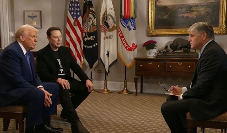 트럼프-머스크, TV 공동 인터뷰 도널드 트럼프 미국 대통령(왼쪽), 일론 머스크 정부효율부(DOGE) 수장(가운데)이 16일 워싱턴 백악관에서 폭스뉴스 유명 앵커 숀 해니티와 첫 공동 인터뷰를 가졌다. 두 사람은 일부 언론이 제기한 자신들의 불화설에 불만을 표하며 “늘 이간질을 시도한다”고 주장했다. 이 인터뷰는 미 동부 시간 18일 오후 9시(한국 시간 19일 오전 11시)에 방영된다. 폭스뉴스 화면 캡처