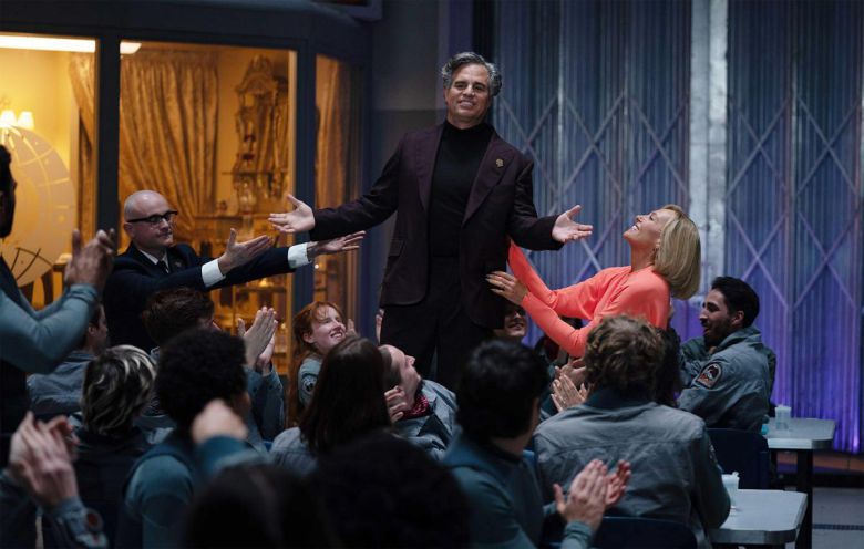 ‘미키 17’에서 마샬(마크 러펄로·가운데)은 ‘설국열차’ 윌포드처럼 현실 속 지배계급을 상징한다. 워너브러더스 제공