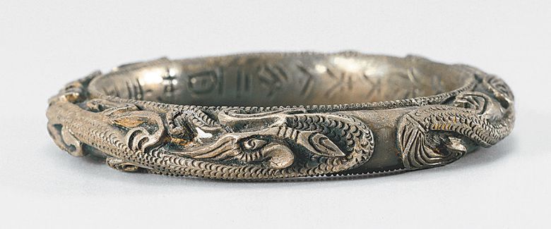 백제 왕비 은팔찌에도… 무령왕비 은팔찌 안쪽에 새겨진 장인의 사인. 한국학중앙연구원 제공