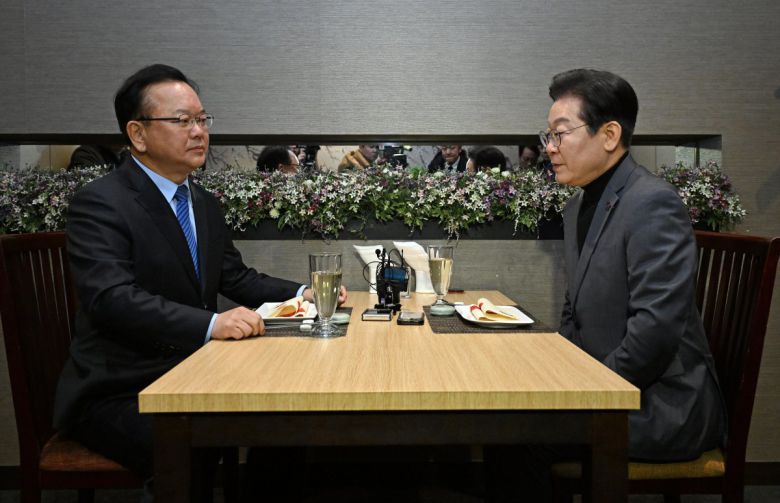 이재명 더불어민주당 대표가 24일 서울 여의도의 한 식당에서 김부겸(왼쪽) 전 국무총리와 만나 인사말을 하고 있다. .2025.02.24. 국회사진기자단