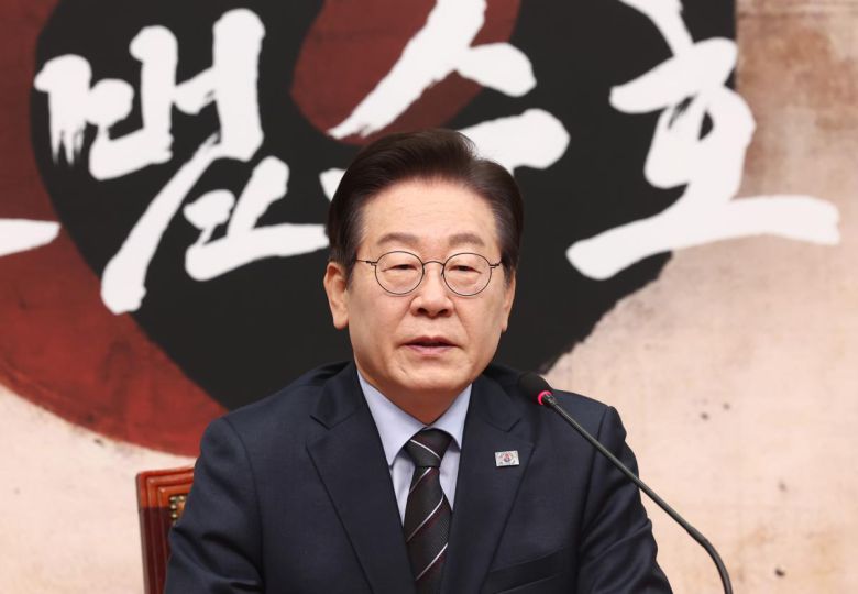 이재명 더불어민주당 대표가 28일 오전 서울 여의도 국회에서 열린 확대간부회의에서 모두 발언을 하고 있다. 2025.2.28. 뉴스1