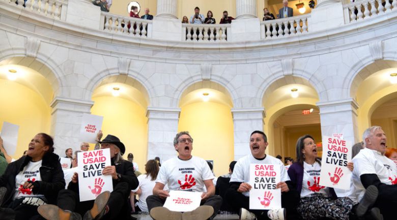 “해외원조 담당 국제개발처 해체 안돼” 도널드 트럼프 미국 대통령이 정부 지출을 줄이겠다며 미국의 해외 원조를 담당하는 국제개발처(USAID)를 해체하려 하자 이에 반대하는 시민 운동가들이 26일 워싱턴에서 ‘USAID를 구하라’는 팻말을 들고 시위를 벌이고 있다. 워싱턴=AP 뉴시스