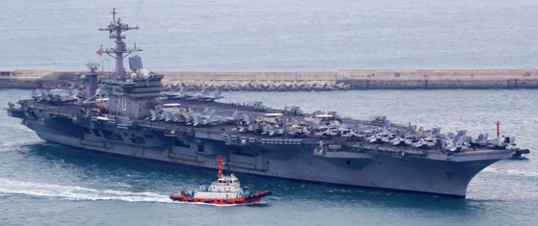 미국 해군의 니미츠급(10만 t급) 핵추진 항공모함 ‘칼빈슨함’(CVN-70)이 2일 오후 부산 남구 해군작전사령부 부산작전기지에 입항하고 있다. 길이 333m, 폭 76.4m의 칼빈슨함은 스텔스 전투기 F-35C 등 항공기 90여 대를 탑재할 수 있어 ‘떠다니는 군사기지’라 불린다. 부산=뉴시스