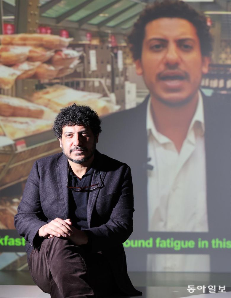 와엘 샤키가 20년 전 만든 작품 ‘동굴(암스테르담)’ 앞에 앉아 있다. 이집트에서 태어나 사우디아라비아, 영국, 독일, 튀르키예 등 다양한 곳에서 살아본 경험이 있는 그는 모든 문화의 ‘더 나은 곳으로 향하려는 욕망’을 탐구한다. 전영한 기자 scoopjyh@donga.com