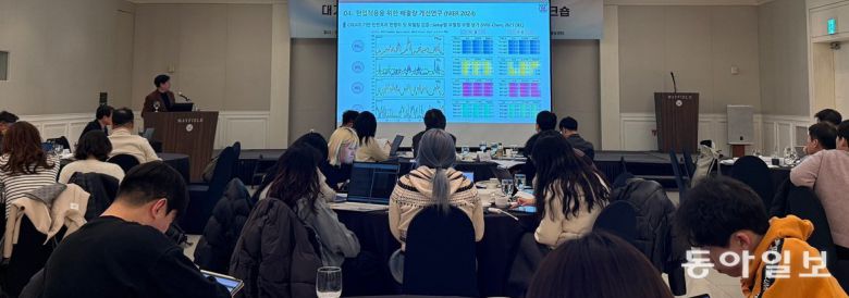 지난달 20일 서울 강서구 메이필드호텔에서 열린 국립환경과학원 주최 ‘대기질 모델 예측 성능 향상을 위한 전문가 워크숍’에서 우정헌 서울대 환경대학원 교수가 설명하고 있다. 전채은 기자 chan2@donga.com