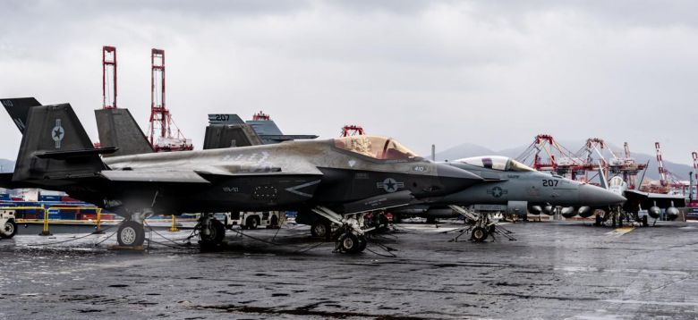 3일 부산 작전기지에 입항한 미국 핵 추진 항공모함 ‘칼빈슨함’(CVN-70) 갑판에 F/A-18 전투기를 비롯한 항공기들이 도열해 있다. 2025.3.3/뉴스1