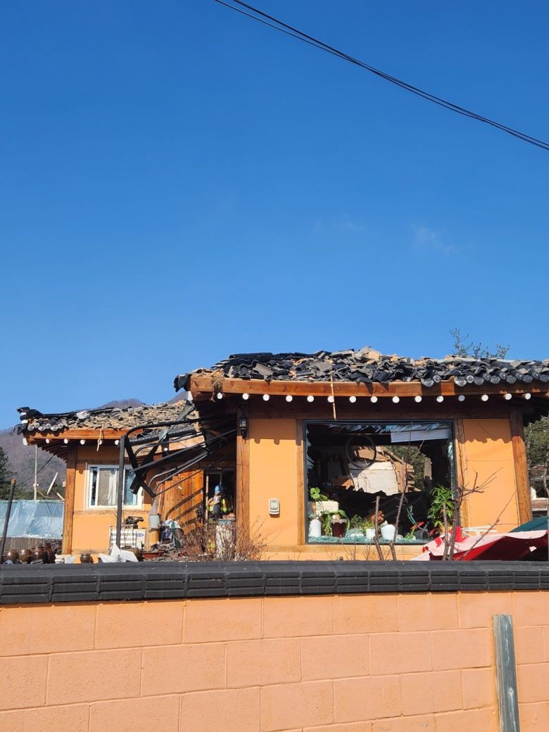 한미연합훈련이 진행된 6일 오전 10시 5분께 경기 포천시 이동면 노곡리 민가에 군이 발사한 폭탄이 추락해 인명 피해가 발생했다. 2025.3.6. 포천=뉴스1 (독자 제공)