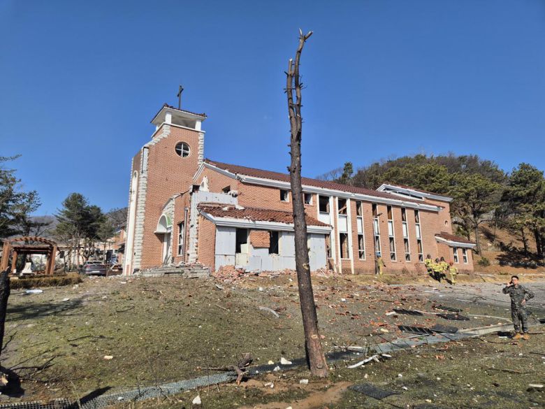한미연합훈련이 진행된 6일 오전 10시 5분께 경기 포천시 이동면 노곡리 민가에 군이 발사한 폭탄이 추락해 인명 피해가 발생했다. 2025.3.6. 포천=뉴스1 (독자 제공)