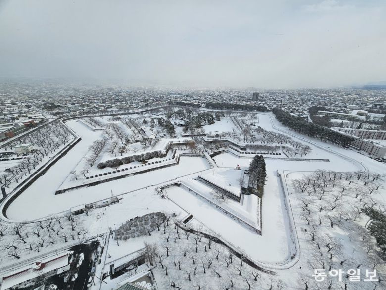유럽 성곽도시 축성법을 따라 지은 별 모양 오각형 요새 고료카쿠.