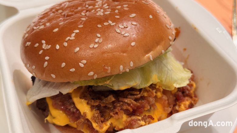 맘스터치가 에드워드 리 셰프와 함께 출시한 ‘에드워드 리 비프버거’. 베이컨을 잘게 잘라 설탕에 졸여 잼처럼 만든 ‘베이컨 잼’이 특징이다. 윤우열 기자 cloudancer@donga.com