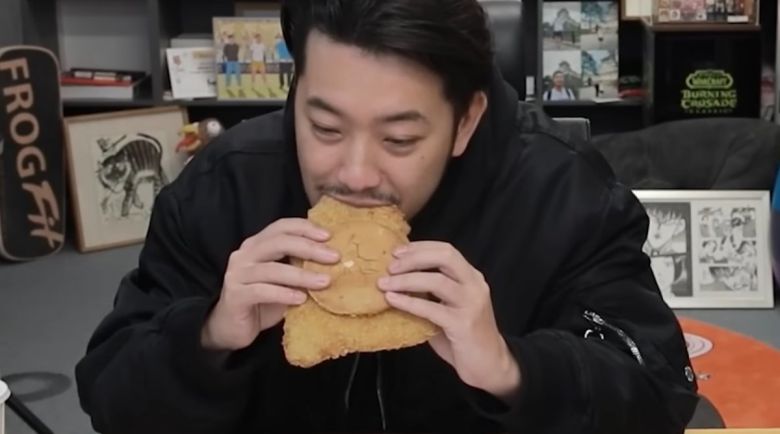 유튜브 채널 ‘침착맨’에서 만화가이자 유튜버인 이병건 씨가 ‘왕돈까스 버거’를 먹는 모습.