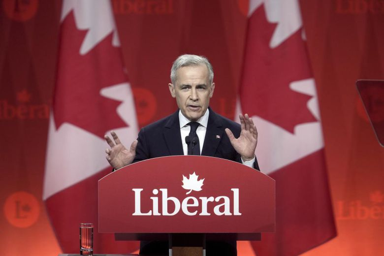 캐나다 차기 총리 겸 자유당 총재로 선출된 마크 카니 당선인이 9일(현지 시간) 오타와에서 열린 당 대표 발표 행사에서 연설하고 있다. 카니 당선인은 “어떤 형태로든 절대로 미국 일부가 되지 않을 것”이라고 밝혔다. 그는 앞서 열린 총리 투표에서 89.9%의 엄청난 득표율로 쥐스탱 트뤼도 총리 후임으로 선출됐다. 2025.03.10. 오타와=AP/뉴시스