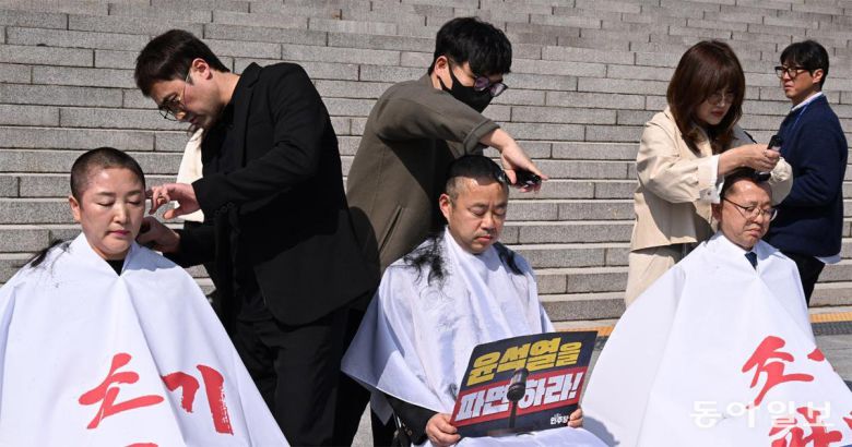 더불어민주당 전진숙 박홍배 김문수 의원(왼쪽부터)이 11일 서울 여의도 국회 본청 앞 계단에서 윤석열 대통령의 조기 파면을 촉구하며 삭발식을 하고 있다. 박 의원은 이날 “시간이 지체될수록 헌법질서는 무너지는데 내란수괴는 여전히 법의 심판을 받지 않고 있다”고 했다. 이훈구 기자 ufo@donga.com