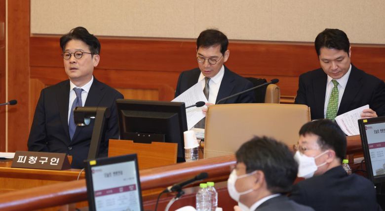 이창수 서울중앙지검장(왼쪽부터), 조상원 중앙지검 4차장, 최재훈 중앙지검 반부패수사2부장이 17일 오후 서울 종로구 헌법재판소 대심판정에서 열린 탄핵 심판 첫 정식 변론에 출석해 자리하고 있다. 2025.2.17/뉴스1 ⓒ News1 김성진 기자