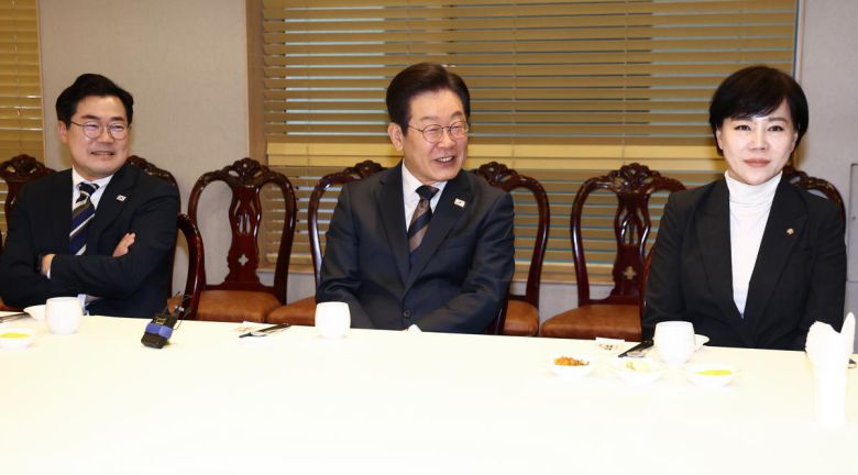 이재명 더불어민주당 대표가 13일 서울 여의도의 한 식당에서 3선 의원들과 오찬을 하고 있다.  왼쪽부터 박찬대 원내대표, 이 대표, 전현희 최고위원. 2025.3.13/뉴스1