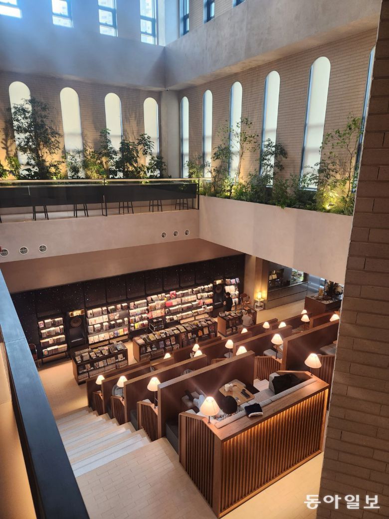 그래픽 바이 대신은 높은 층고, 정원 조경과 모닥불, 은은한 조명 등으로 안락함을 극대화했다. 이설 기자 snow@donga.com