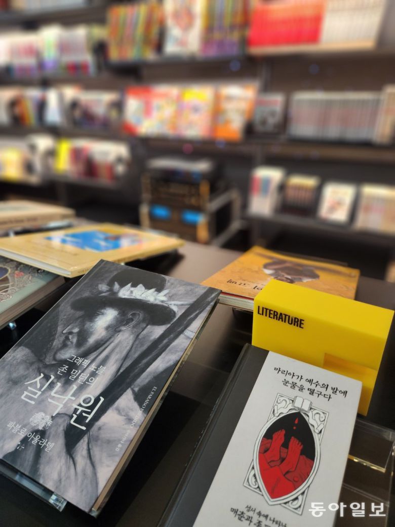 백재훈 그래픽 대표는 “그래픽에선 어떤 책을 집어 들어도 볼 만한 작품들만 엄선했다”고 했다.  이설 기자 snow@donga.com