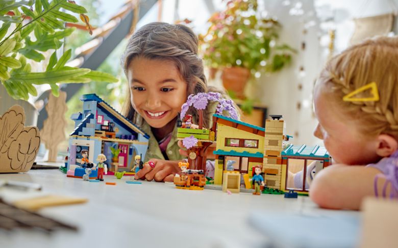 여자아이들을 위한 ‘레고 프렌즈’ 라인은 4년의 연구를 걸쳐 2014년에 처음 출시됐다. 높은 디테일을 원하는 여자아이들 취향에 맞춘 게 특징인데, 예를 들어 남자아이용 세트엔 없지만 레고프렌즈엔 있는 게 있다. 바로 화장실이다. 레고 제공