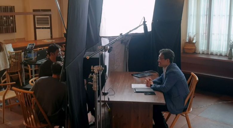 2020년 제작된 미국 다큐멘터리 ‘Totally Under Control’에 출연한 김진용 과장(오른쪽). ‘Totally Under Control’ 캡처