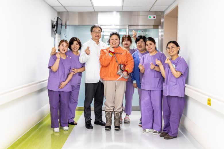 2020년 2월 국내 첫 발생 코로나19 환자인 중국 여성(왼쪽애서 네 번째)이 완치 판정을 받은 후 김진용 과장(왼쪽에서 세 번째) 및 의료진과 기념사진을 찍었다. 이 여성은 김 과장을 비롯한 의료진에게 쓴 편지에서 ‘병을 고쳐 주는 사람에게는 어진 마음이 있다는 ‘의자인심(醫者仁心)’이라는 말이 중국에 있는데 나에게 당신들은 그 이상이었다“고 했다. 김진용 과장 제공