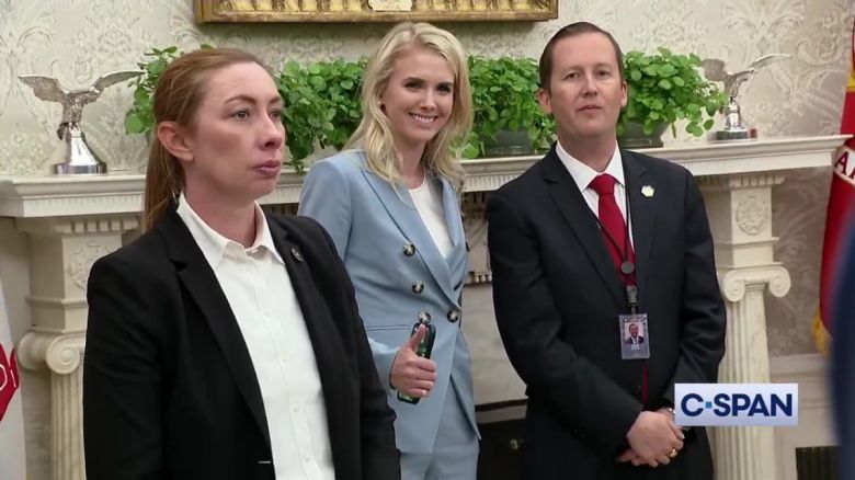 1월 20일 트럼프 대통령의 취임식 직후 집무실에서 열린 행정명령 서명 행사에 참석한 하프(가운데). 사진 출처 C-SPAN 유튜브