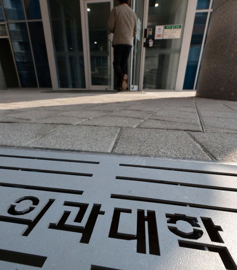 10일 서울 소재 의과대학 건물 안으로 관계자가 들어가고 있다. 정부가 이달 의대생 전원 복귀를 전제로 내년도 의대 모집인원을 증원 전인 3058명으로 되돌리는 방안을 발표했지만 학생들은 여전히 움직임을 보이지 않고 있다. 뉴시스