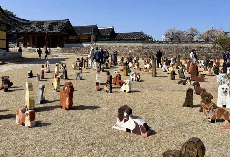 ③ ‘강릉대도호부 관아’에 전시된 윤석남 ‘1,025: 사람과 사람 없이’.