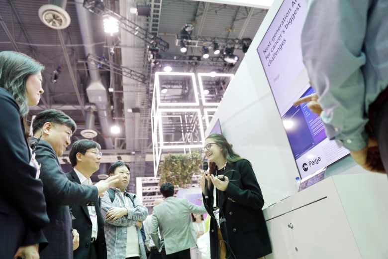 고려대의료원 주요 보직자가 마이크로소프트 관계자와 AI 시스템 활용안을 논의중이다.