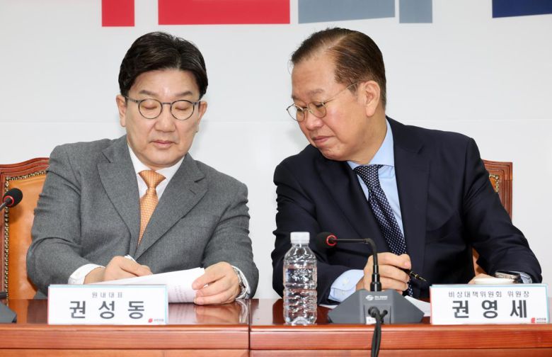 권영세(오른쪽) 국민의힘 비상대책위원장과 권성동 원내대표가 20일 오전 서울 여의도 국회에서 열린 비상대책위원회의에서 메모를 하며 대화를 나누고 있다. 2025.03.20.  서울=뉴시스
