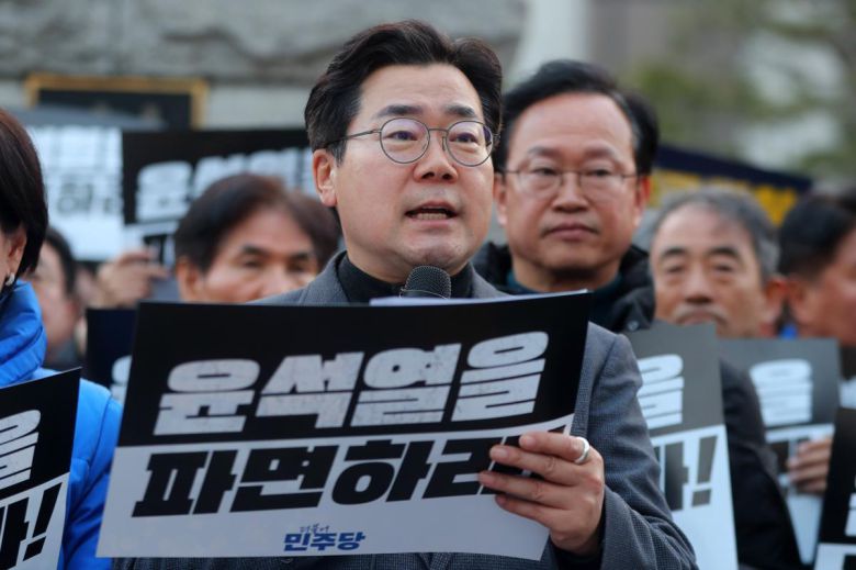 박찬대 더불어민주당 원내대표를 비롯한 더불어민주당 소속 의원들이 20일 오후 서울 종로구 헌법재판소 앞에서 내란수괴 윤석열 신속파면 촉구 기자회견을 열고 파면을 촉구하고 있다. 2025.03.20 뉴시스