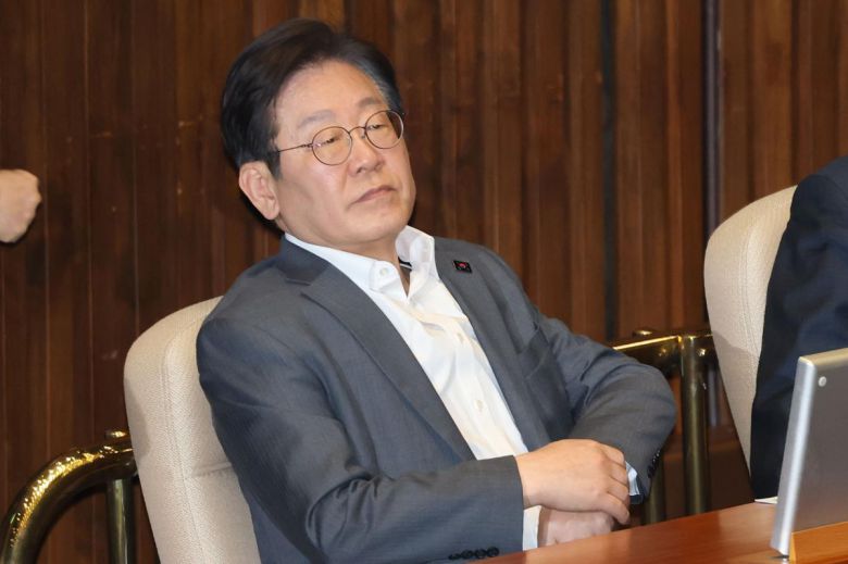 이재명 더불어민주당 대표가 20일 오후 서울 여의도 국회에서 열린 본회의에 참석해 있다.  2025.3.20 뉴스1