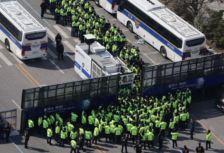 헌법재판소가 윤석열 대통령 탄핵심판 선고기일을 지정하지 않고 역대 대통령 사건 중 최장 기간 심리를 이어가고 있는 19일 서울경찰청 기동본부에서 경찰대원들이 탄핵 선고를 대비해 합동 훈련을 하고 있다. 2025.3.19 뉴스1