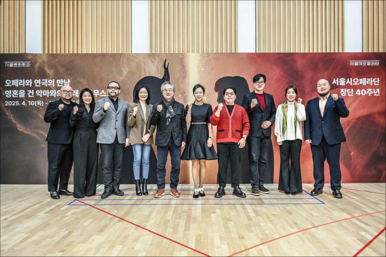 서울시오페라단의 구노 오페라 ‘파우스트’ 제작발표회에서 제작진과 출연진이 공연 성공을 다짐하고 있다. 왼쪽부터 파우스트 김효종, 마르그리트 손지혜, 메피스토펠레스 사무엘 윤, 연출가 엄숙정, 노년의 파우스트 정동환, 박혜진 서울시오페라단장, 지휘자 이든, 메피스토펠레스 전태현, 마르그리트 황수미, 파우스트 박승주. 서울시오페라단 제공