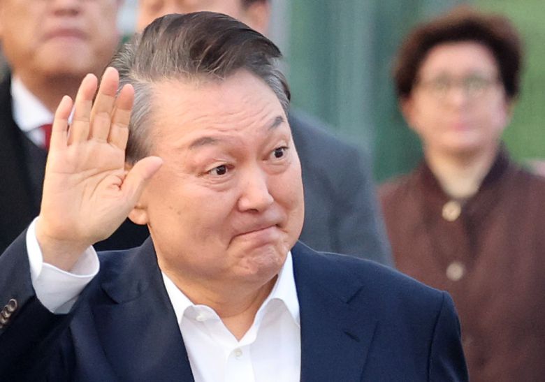 법원의 구속취소 청구 인용으로 석방된 윤석열 대통령이 8일 오후 경기 의왕시 서울구치소를 빠져나오며 지지자들에게 인사하고 있다. 윤 대통령은 내란 우두머리 혐의로 지난 1월 26일 구속기소 된 지 41일 만, 1월 15일 체포된 후 52일 만에 자유의 몸이 됐다.  2025.3.8. 뉴스1