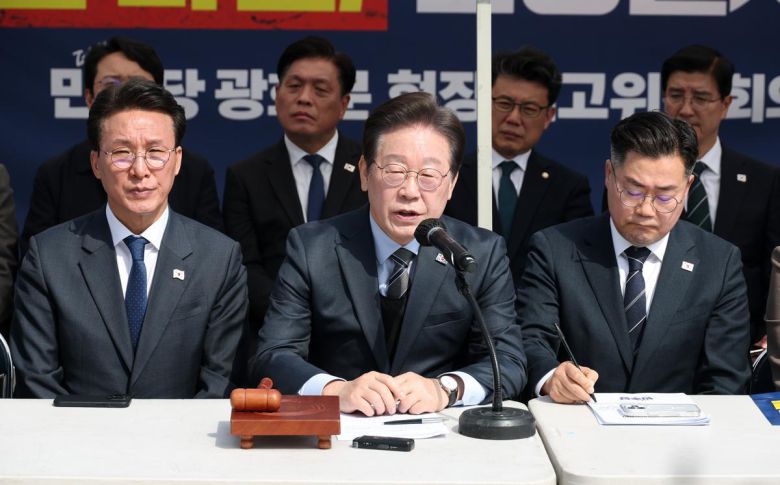 이재명 더불어민주당 대표가 24일 오전 서울 종로구 경복궁 인근에서 열린 현장 최고위원회의에서 발언하고 있다. 2025.3.24. 공동취재