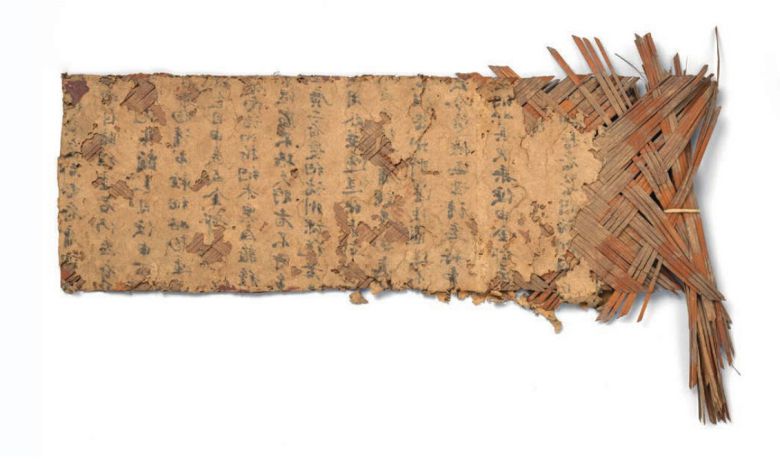 시신의 깔개로 쓰인 종이와 돗자리. 당나라 시절 투루판의 한 무덤에서 발견됐다. 국립중앙박물관 제공