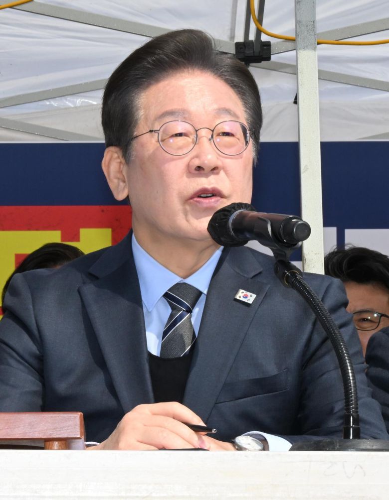 이재명 더불어민주당 대표가 24일 오전 서울 광화문 천막당사에서 열린 최고위원회의에 참석해 모두발언을 하고 있다. 2025.03.24. 공동취재