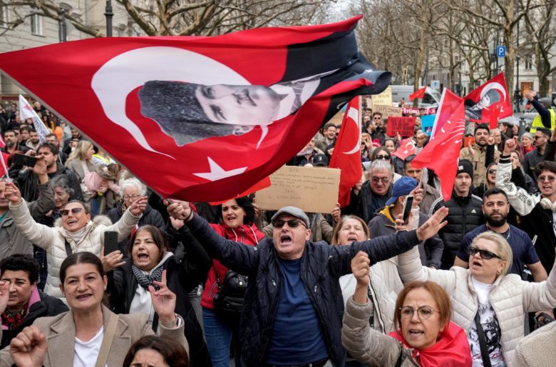 3월 23일 독일 베를린에 모인 튀르키예인들이 이마모을루 체포에 항의하는 시위를 벌이고 있다. AP 뉴시스