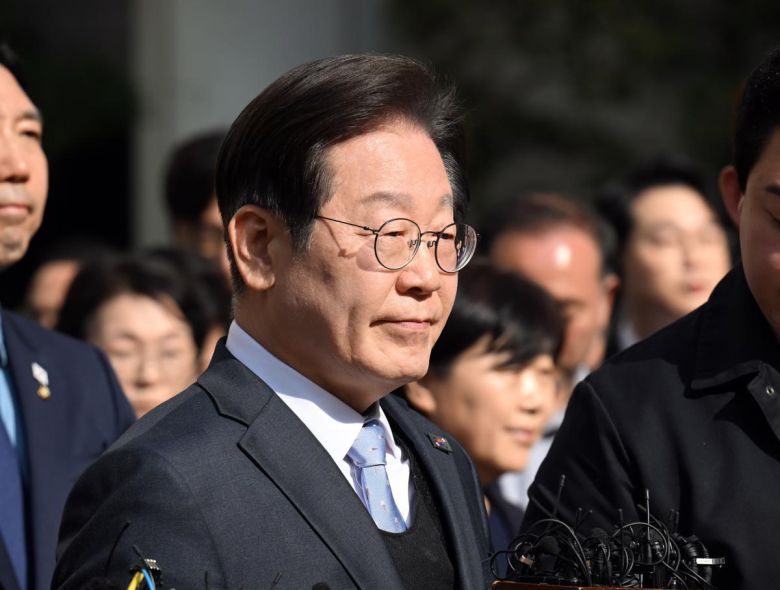 공직선거법 위반 항소심에서 무죄를 선고받은 이재명 더불어민주당 대표가 26일 오후 서울 서초구 서울고등법원에서 열린 공직선거법 위반 혐의 2심 선고 공판을 마친 후 법원을 나서고 있다. 뉴스1