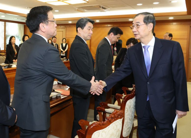 돌아온 韓대행, 최상목과 임무교대 24일 헌법재판소의 탄핵소추 기각 결정으로 87일 만에 직무에 복귀한 한덕수 대통령 권한대행 국무총리(오른쪽)가 이날 서울 종로구 정부서울청사에서 국무위원들과의 오찬 간담회를 시작하기에 앞서 최상목 경제부총리 겸 기획재정부 장관과 악수하고 있다. 최 부총리 오른쪽은 이주호 사회부총리 겸 교육부 장관. 대통령실사진기자단