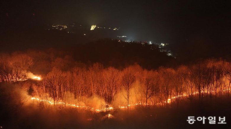 27일 새벽 경북 의성군 안평면 창길리 야산의 산불이 산등성이를 따라 마을을 향해 번지고 있다. 의성=박형기 기자 oneshot@donga.com
