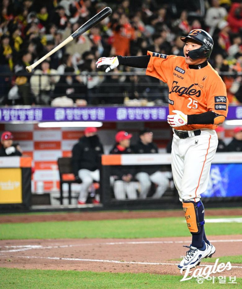 역전의 발판이 된 솔로홈런을 친 한화 김태연. 한화 제공