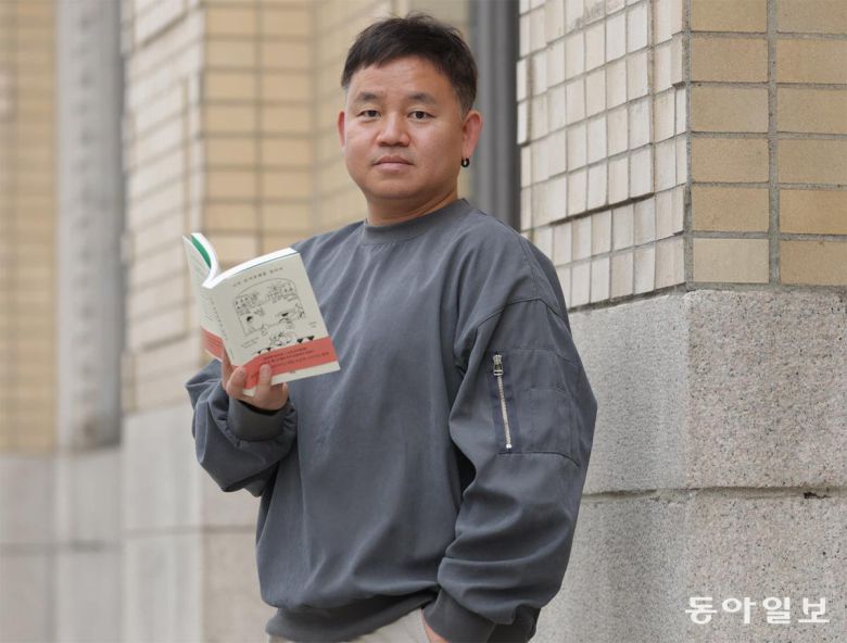 김호연 작가는 “희귀하지만 희한하고, 별 쓸모 없는데 중요하다고 여겨진다는 점에서 소설가로 산다는 건 고라니로 사는 것과 비슷하다”고 했다. 박형기 기자 oneshot@donga.com