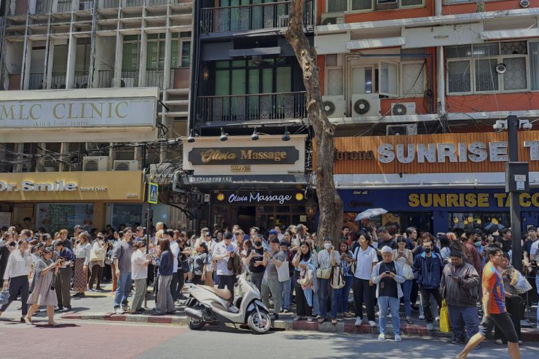 [방콕(태국)=AP/뉴시스]28일 이웃 미얀마에서 발생한 규모 7,7의 지진 영향으로 태국 방콕에서도 건물들이 크게 흔들리자 놀란 시민들이 건물 밖으로 대피해 있다. 태국 수도 방콕에서 이웃 미얀마에서 발생한 규모 7.7 지진의 영향으로 신축 중이던 고층 건물이 무너졌다고 태국 경찰이 28일 밝혔다.  2025.03.28.