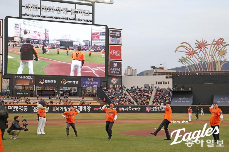 한화 영구결번 스타 김태균, 정민철, 장종훈, 송진우(오른쪽부터)의 시구 장면. 한화 제공