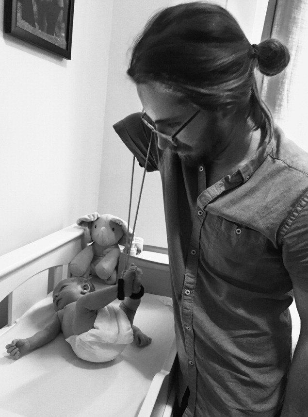 부드러운 끈과 천으로 직접 만든 아기 발걸이를 이용해 기저귀를 가는 크리스의 모습. 김영사 제공