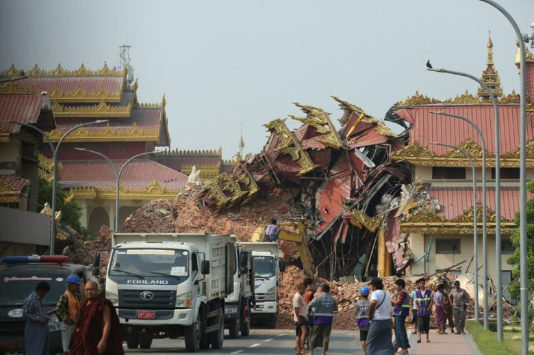 무너진 미얀마 불탑 29일(현지 시간) 미얀마 중부 만달레이에서 지진으로 불탑이 무너져 있다. 전날 발생한 규모 7.7의 강진으로 만달레이 곳곳의 사원과 불탑이 훼손됐다. 만달레이=신화 뉴시스