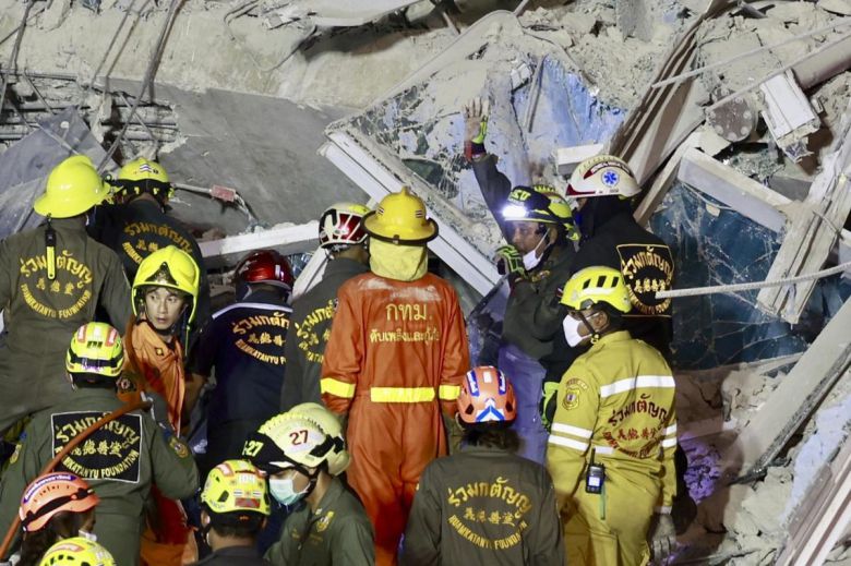 29일(현지 시간) 태국 방콕에서 지진으로 건설 중 무너진 고층 건물 현장에서 구조대가 구조 작업을 펼치고 있다. 2025.03.29 방콕=AP/뉴시스