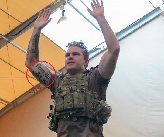 25일 미국 하와이주 미군 기지를 방문한 피트 헤그세스 미국 국방장관의 오른쪽 팔뚝 안쪽에 이교도를 뜻하는 아랍어 ‘카피르’ 문신이 보인다. 과거 기독교 극단주의 문신으로 논란을 빚은 그가 재차 반(反)이슬람 성향을 드러냈다는 분석이 나온다. 사진 출처 헤그세스 장관 ‘X’